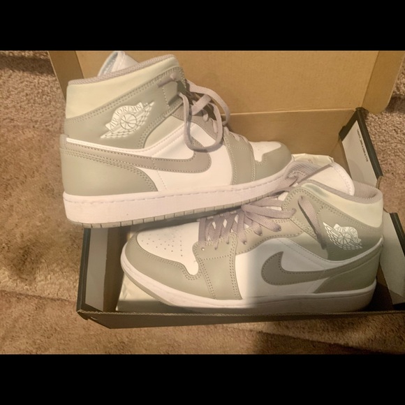 Air Jordans Mids.Beautiful size 9 just an awesome sneaker.👟Like new & authentic - Picture 4 of 13